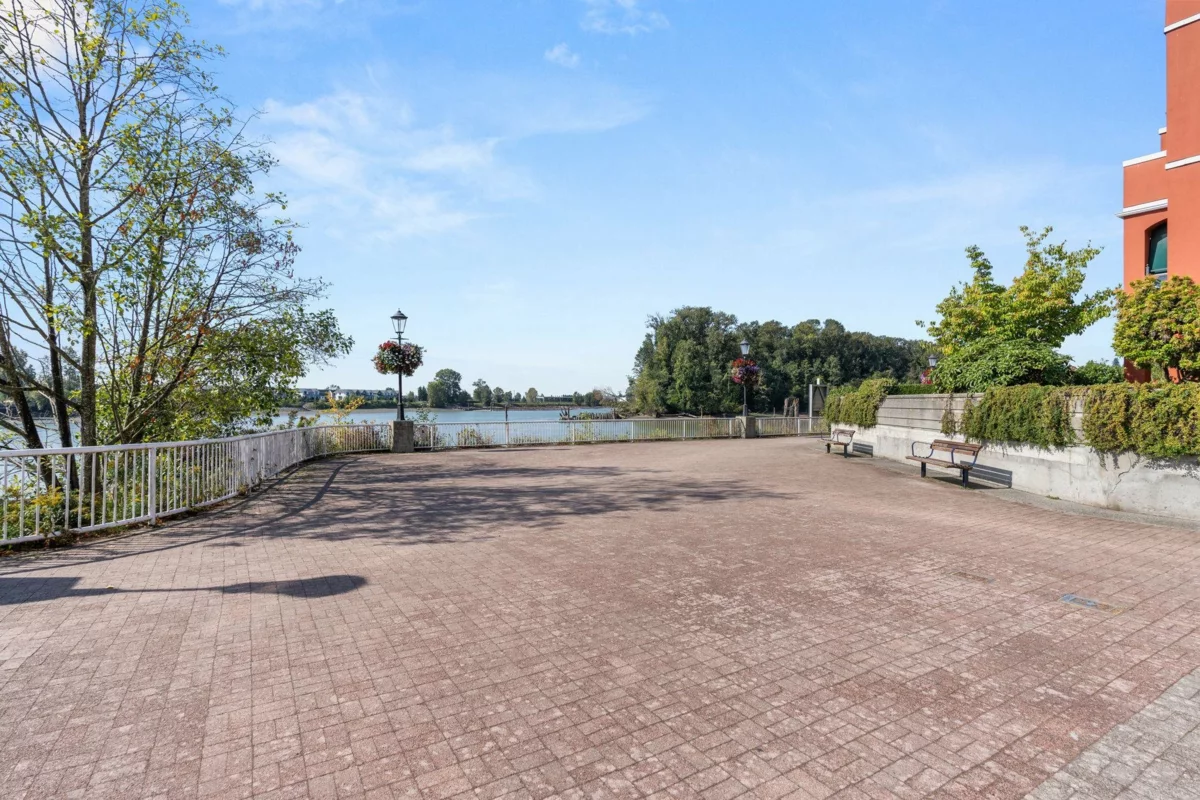 Front Yard Photo of 808 1 Renaissance Square, New Westminster, BC