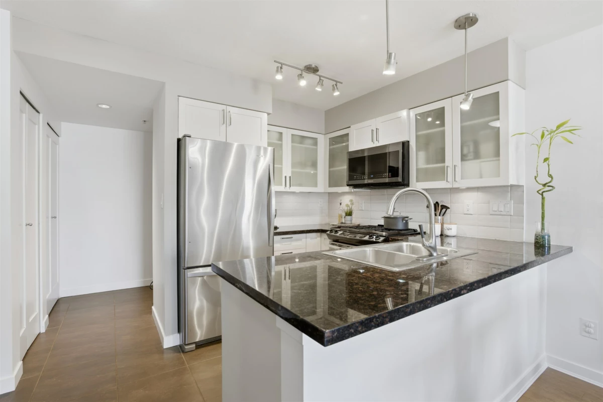 Kitchen Photo of 808 1 Renaissance Square, New Westminster, BC
