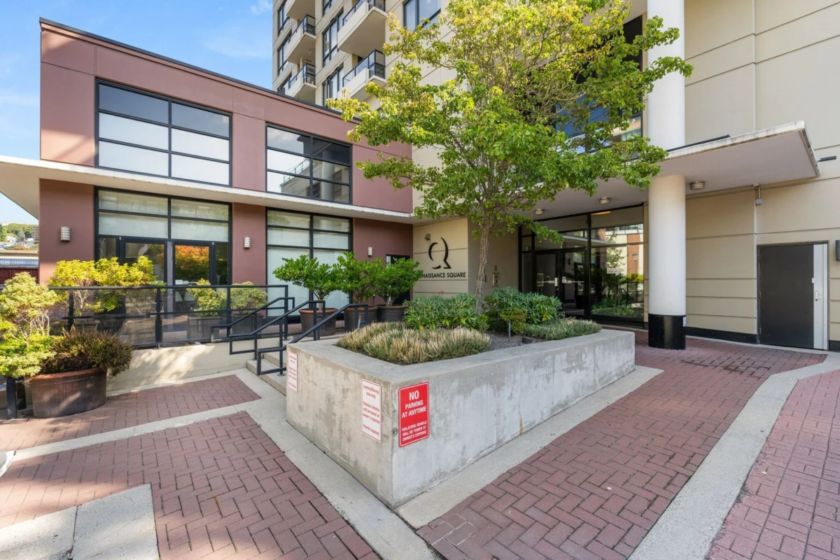 Living Room Photo of 808 1 Renaissance Square, New Westminster, BC