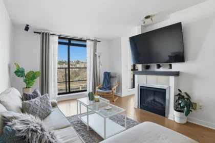 808 1 Renaissance Square, New Westminster, BC, Quay — 1 bed apartment/condo for sale