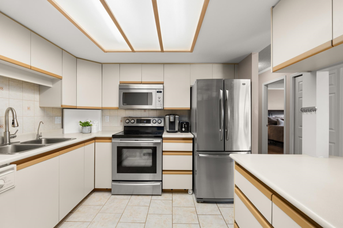 Walk-In Closet Photo of 1404 71 Jamieson Court, New Westminster, BC