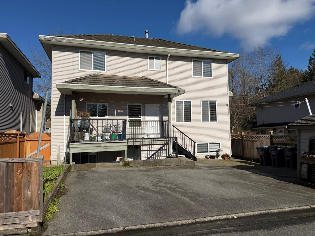 Front Yard Photo of 16072 96a Avenue, Surrey, BC