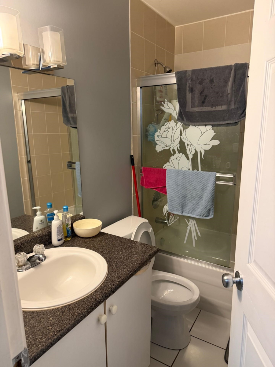 Hallway Photo of 16072 96a Avenue, Surrey, BC