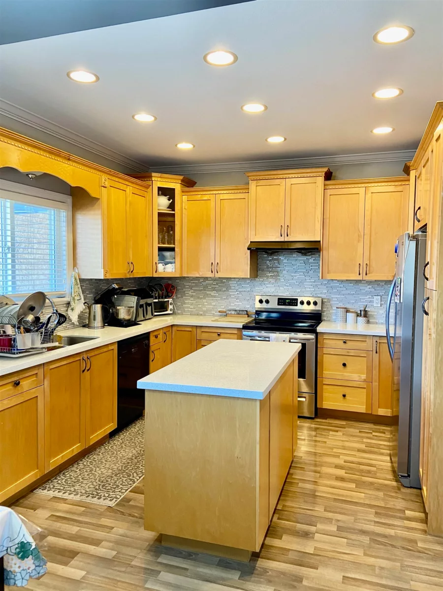 Kitchen Island Photo of 16072 96a Avenue, Surrey, BC