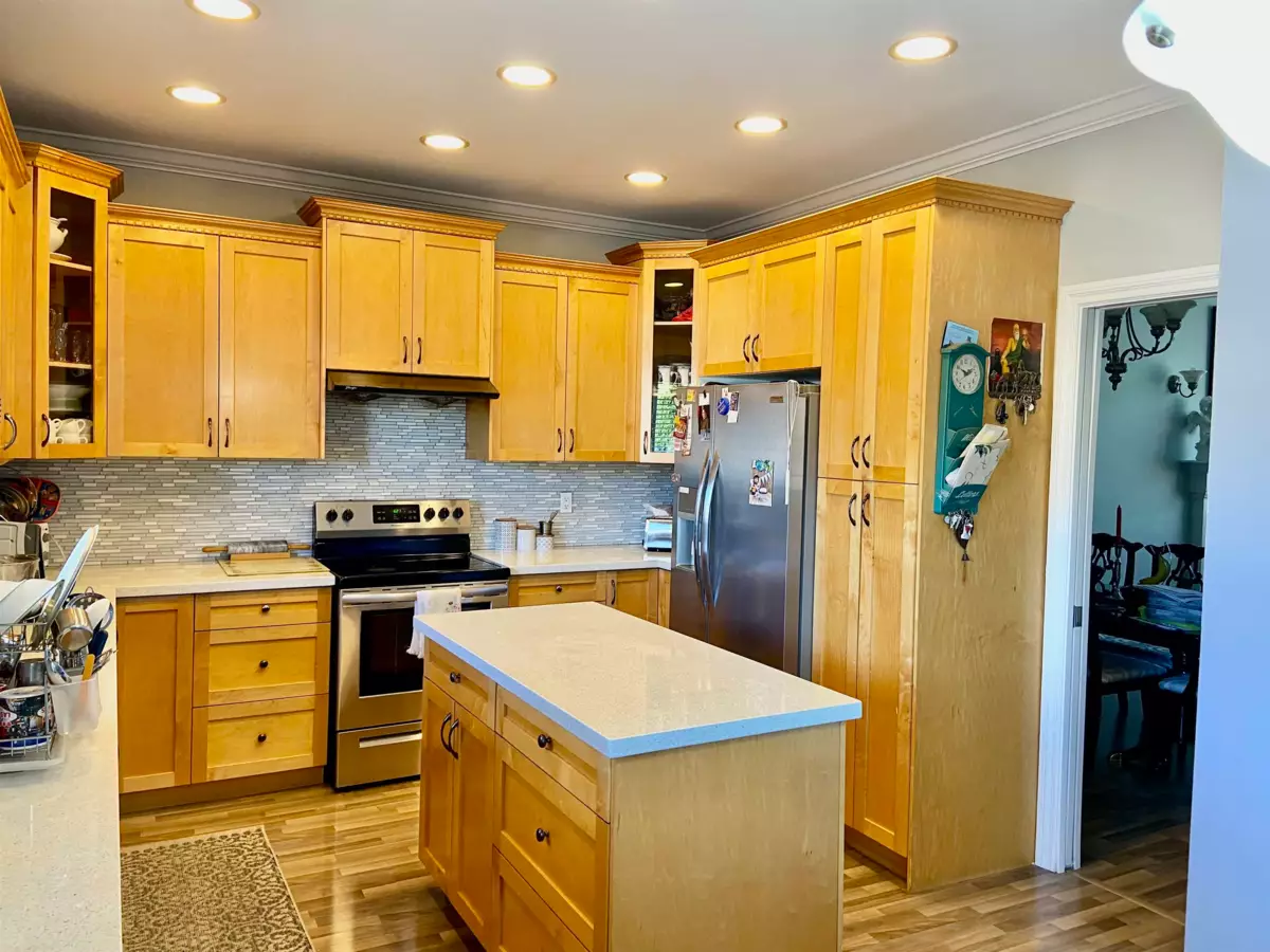 Kitchen Photo of 16072 96a Avenue, Surrey, BC