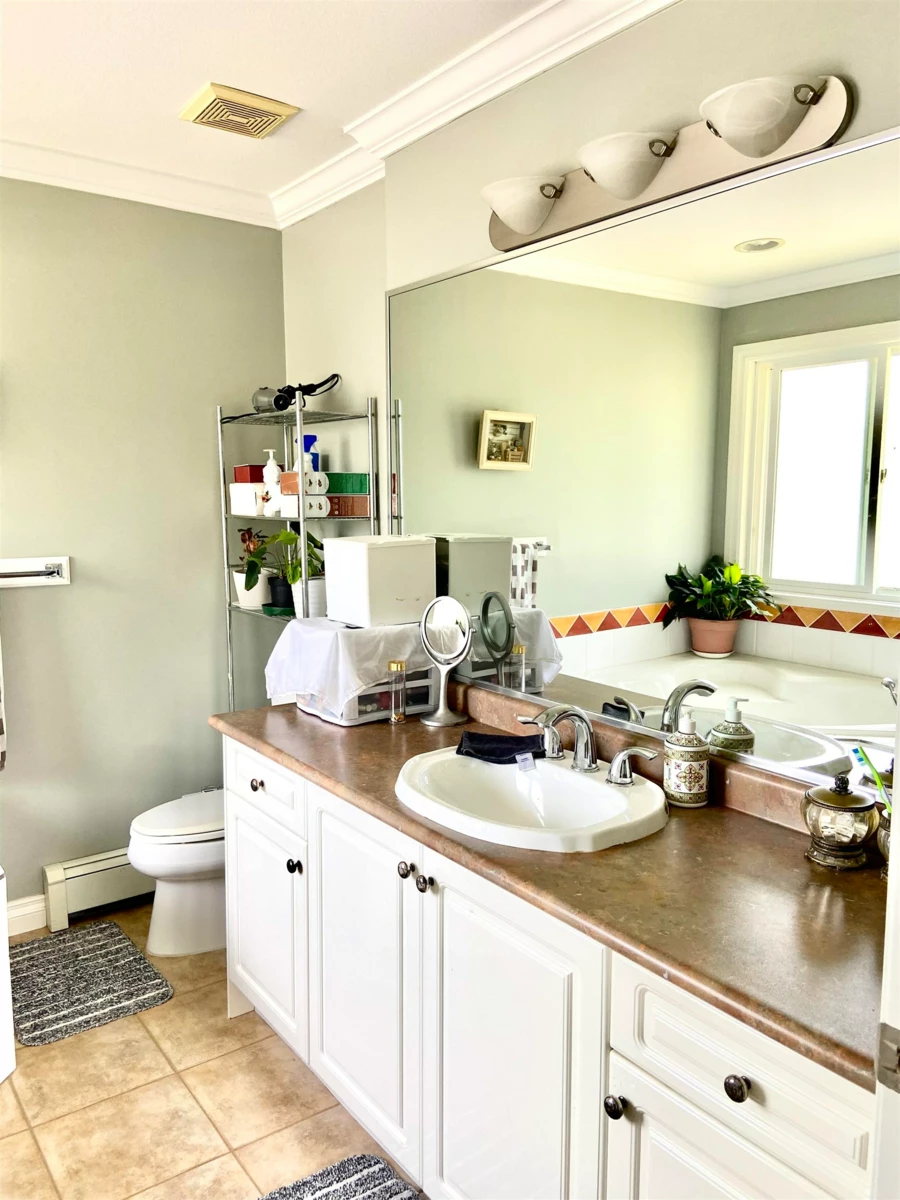 Powder Room Photo of 16072 96a Avenue, Surrey, BC