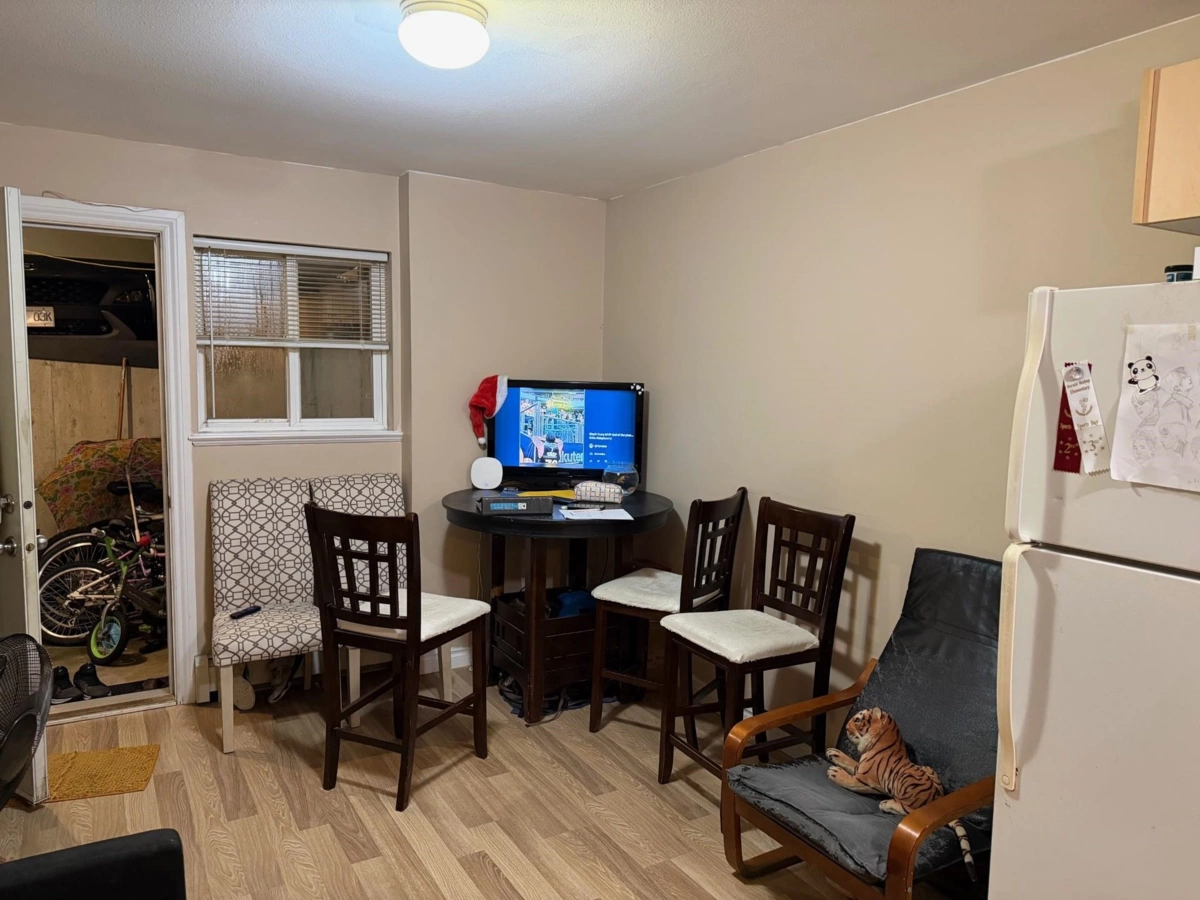 Staircase Photo of 16072 96a Avenue, Surrey, BC