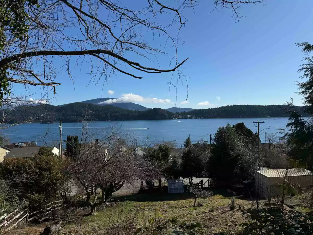 Entry Foyer Photo of 609 Glen Road, Gibsons, BC