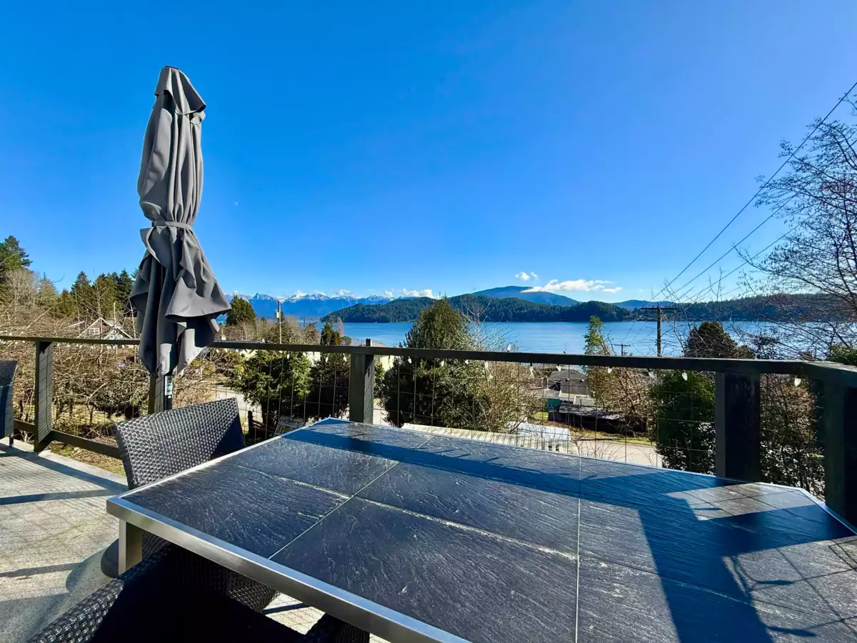 Powder Room Photo of 609 Glen Road, Gibsons, BC