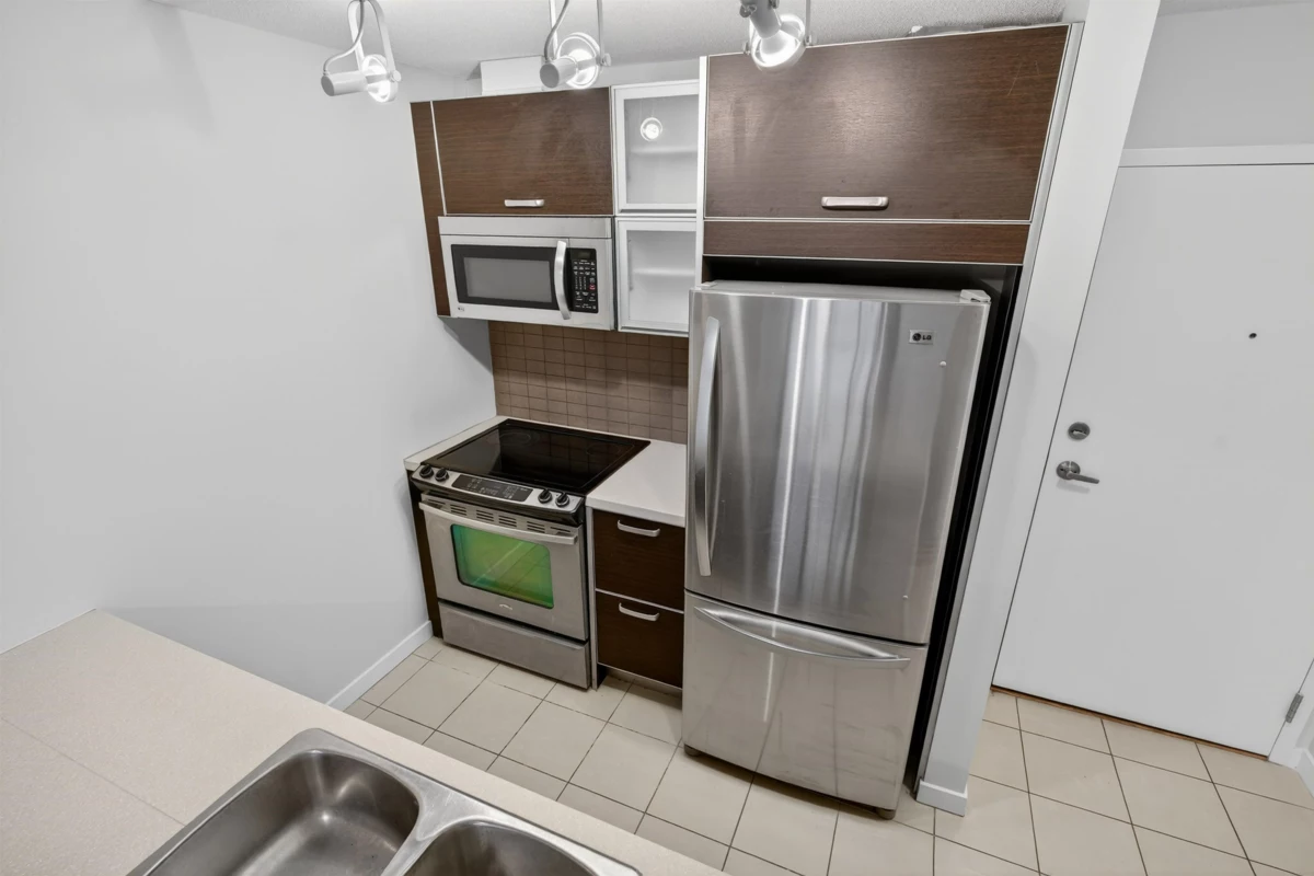 Kitchen Photo of 3109 9981 Whalley Boulevard, Surrey, BC