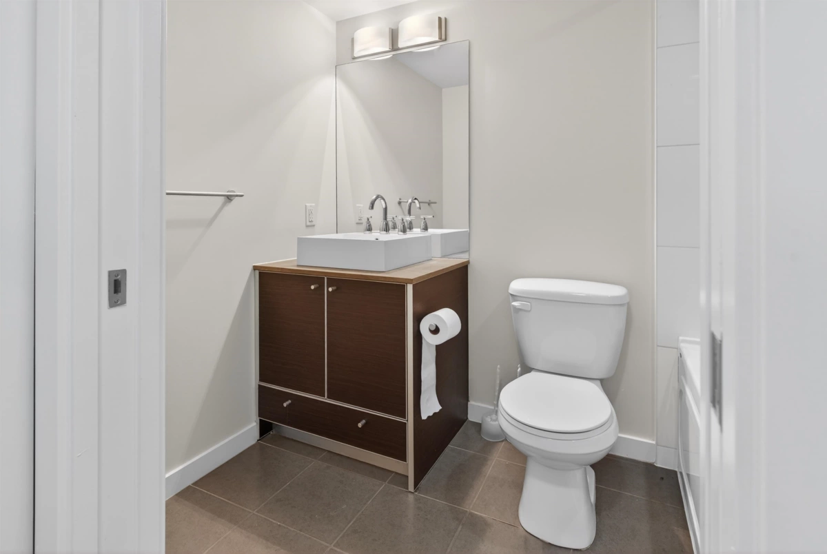 Primary Bathroom Photo of 3109 9981 Whalley Boulevard, Surrey, BC