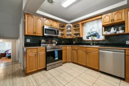 Walk-In Closet Photo of 45715 Berkeley Avenue, Chilliwack, BC