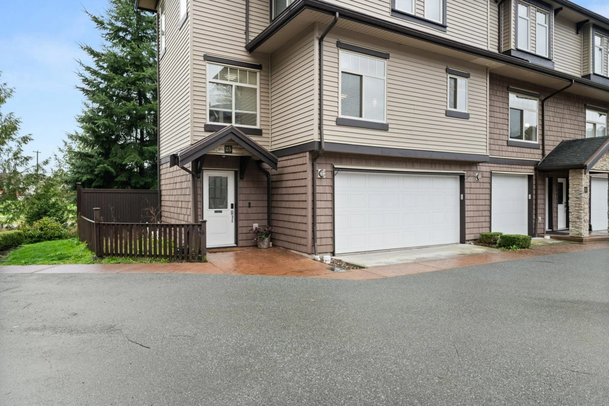 Living Room Photo of 25 2950 Lefeuvre Road, Abbotsford, BC