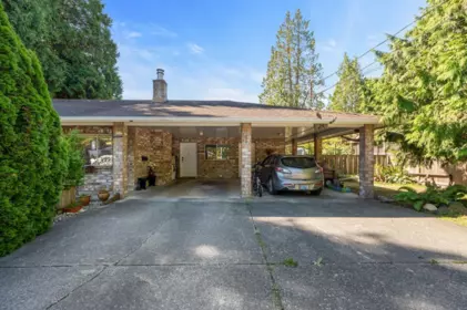 Kitchen Island Photo of 12332 24 Avenue, Surrey, BC