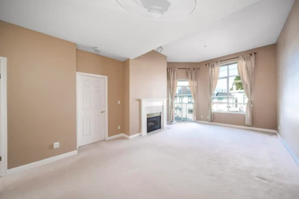 Entry Foyer Photo of 431 383 E 37th Avenue, Vancouver, BC