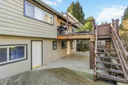 Backyard Photo of 552 W 29th Street, North Vancouver, BC