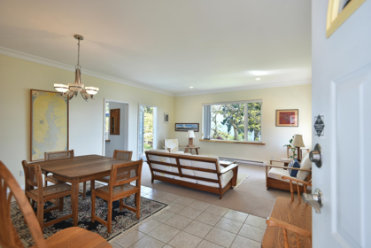 Entry Foyer Photo of 590-592 N Fletcher Road, Gibsons, BC