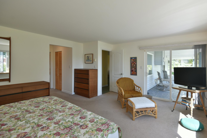 Guest Bathroom Photo of 590-592 N Fletcher Road, Gibsons, BC