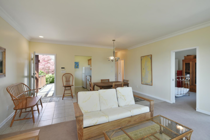 Hallway Photo of 590-592 N Fletcher Road, Gibsons, BC