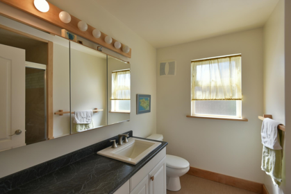 Powder Room Photo of 590-592 N Fletcher Road, Gibsons, BC