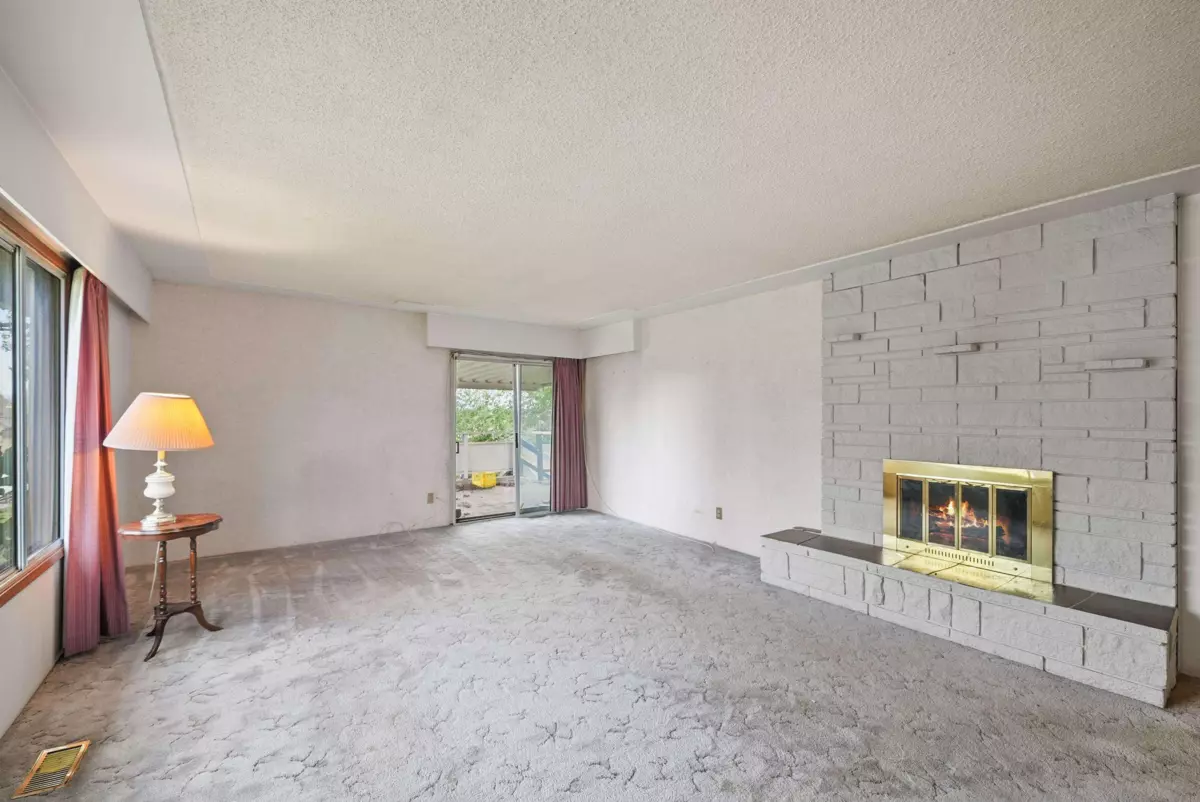 Family Room Photo of 19150 61a Avenue, Surrey, BC