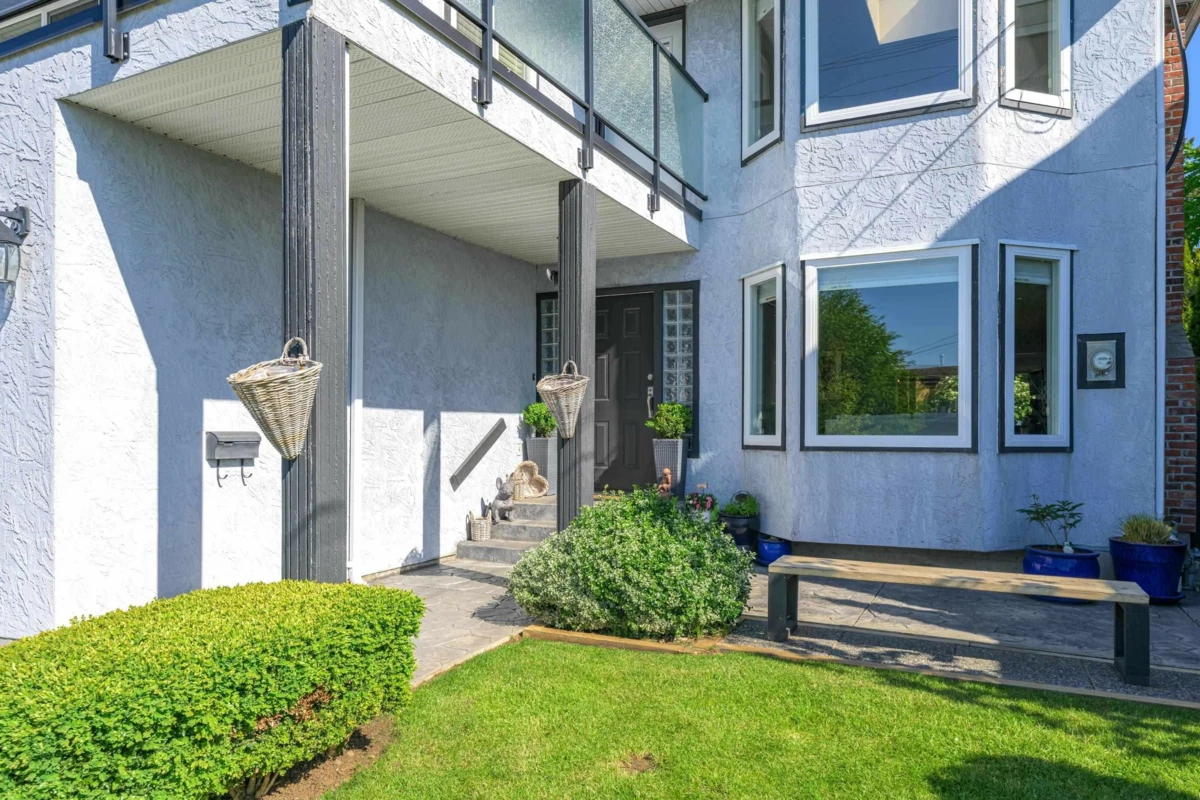 Living Room Photo of 15627 Buena Vista Avenue, White Rock, BC