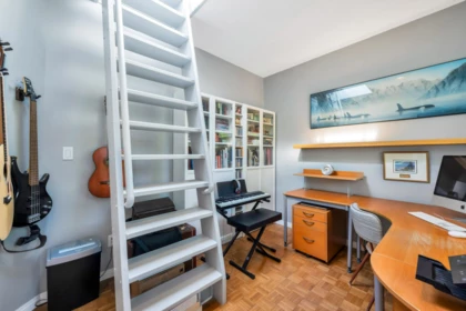 Mudroom Photo of 15627 Buena Vista Avenue, White Rock, BC