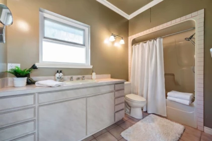 Powder Room Photo of 15627 Buena Vista Avenue, White Rock, BC
