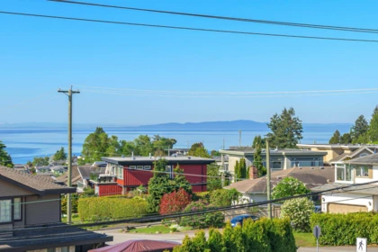 Staircase Photo of 15627 Buena Vista Avenue, White Rock, BC