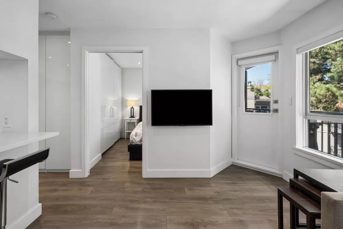 Dining Area Photo of 302 555 W 14th Avenue, Vancouver, BC