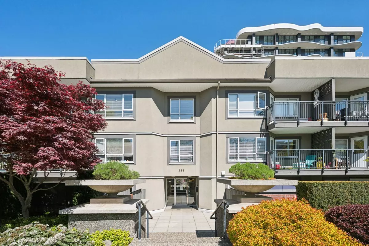 Living Room Photo of 302 555 W 14th Avenue, Vancouver, BC