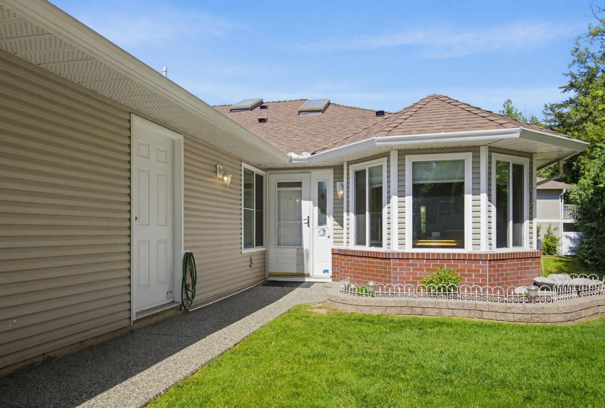 Living Room Photo of 39 1973 Winfield Drive, Abbotsford, BC