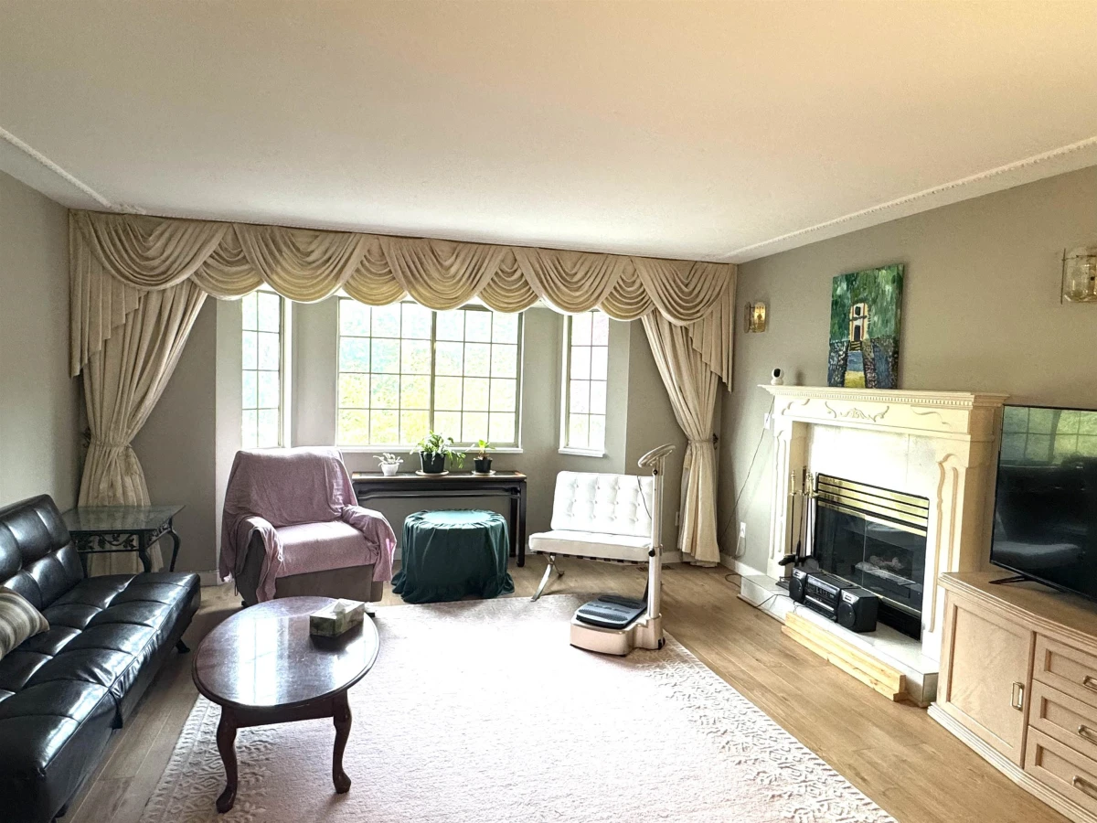 Family Room Photo of 16328 96 Avenue, Surrey, BC