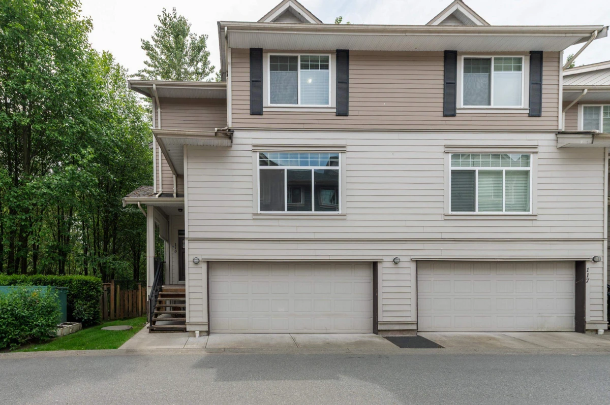 Living Room Photo of 118 15399 Guildford Drive, Surrey, BC