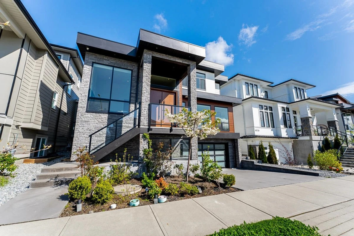 Family Room Photo of 16771 18a Avenue Avenue, Surrey, BC