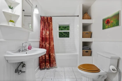 Powder Room Photo of 4970 Dogwood Lane, Delta, BC