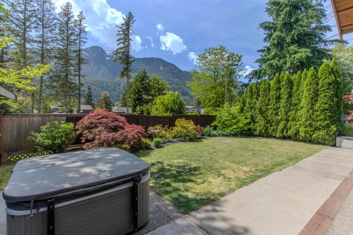 Dining Area Photo of 3 1355 Depot Road, Squamish, BC