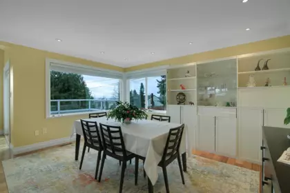 Hallway Photo of 1050 Parker Street, White Rock, BC