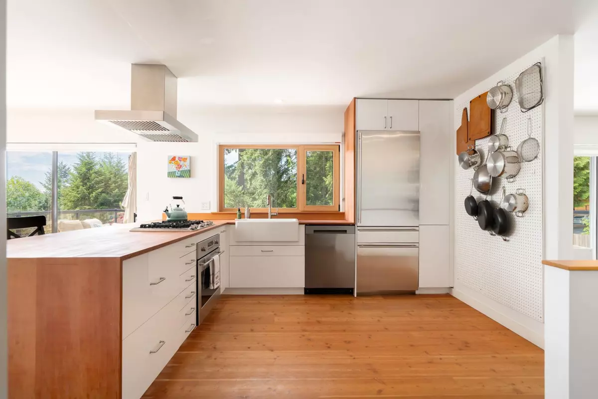 Dining Area Photo of 1569 Whitesails Drive, Bowen Island, BC