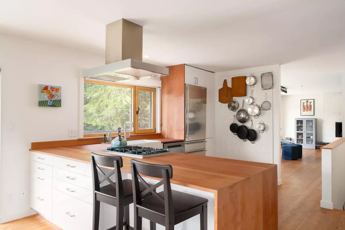 Family Room Photo of 1569 Whitesails Drive, Bowen Island, BC