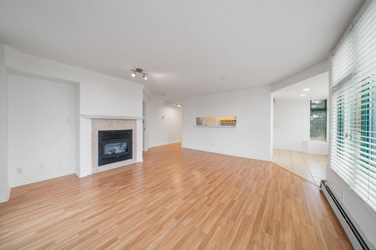 Dining Area Photo of 303 15466 North Bluff Road, White Rock, BC