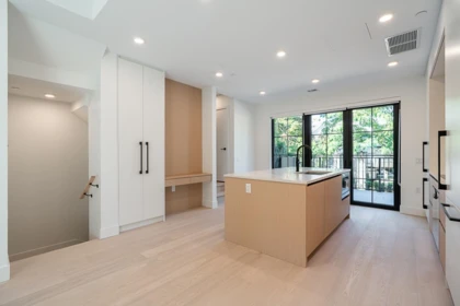 Primary Bathroom Photo of 107 551 W 28th Avenue, Vancouver, BC