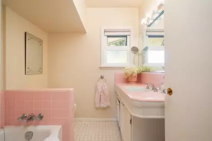 Hallway Photo of 335 Churchill Avenue, New Westminster, BC
