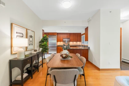 Kitchen Island Photo of 201 550 17th Street, West Vancouver, BC