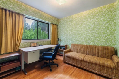 Powder Room Photo of 4590 Highland Boulevard, North Vancouver, BC