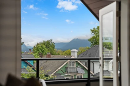 Backyard Photo of 2 2211 William Street, Vancouver, BC