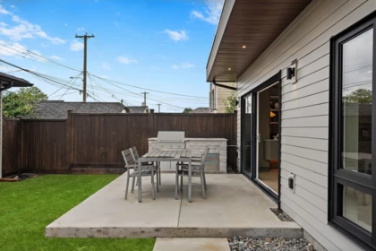 Garden / Landscaping Photo of 2 2211 William Street, Vancouver, BC