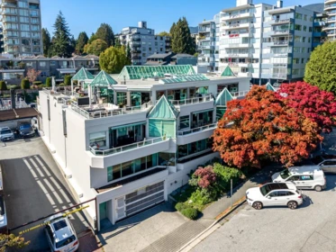 Backyard Photo of 204 565 17 Street, West Vancouver, BC