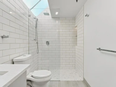 Hallway Photo of 204 565 17 Street, West Vancouver, BC
