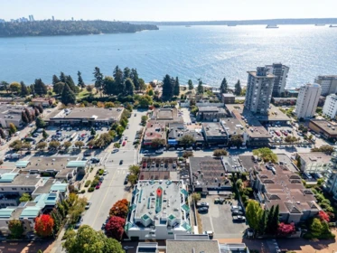 Hot Tub / Spa Photo of 204 565 17 Street, West Vancouver, BC